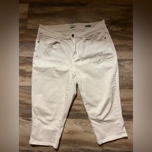 Judy Blue mid rise capris